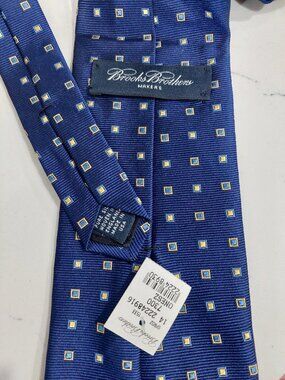 Brooks Brothers Makers Blue Geometric Medallion Pattern 100% Silk Neck Tie 3.75"